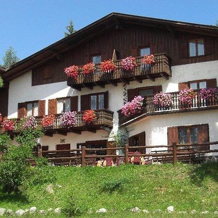 Albergo Scoiattolo Tret Luaran gambar