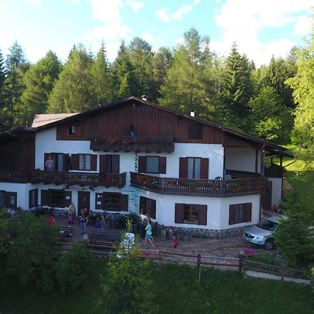 Albergo Scoiattolo Tret Luaran gambar