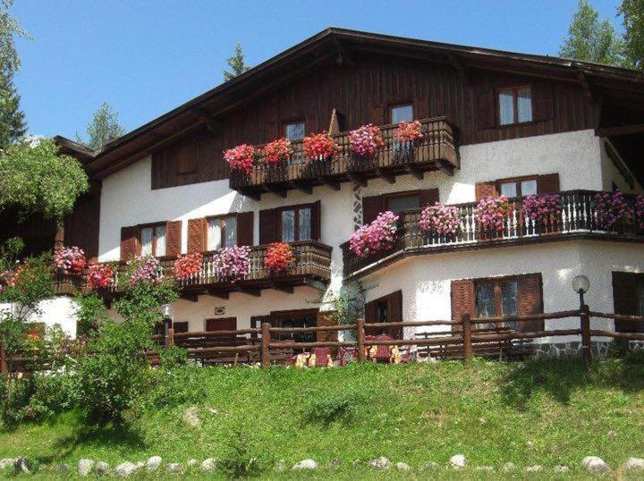 Albergo Scoiattolo Tret Luaran gambar